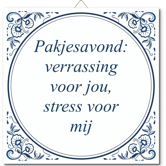 De Tegeltjesfabriek Tegeltje: Pakjesavond: verrassing voor jou, stress voor mij (met hangertje) wit en blauw