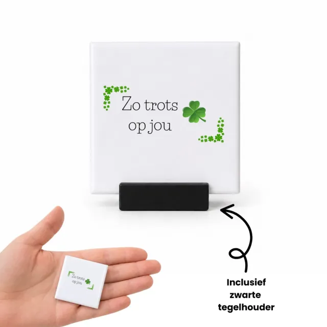 Hacebo Collega cadeau tegeltje met tegelhouder - Trots op jou cadeau - tegeltjes met tekst - Geluk cadeau - Collega kado - Collega afscheid - Klavertje vier cadeau - Collega cadeautjes verjaardag - spreuktegels - 4.8x4.8 CM Wit