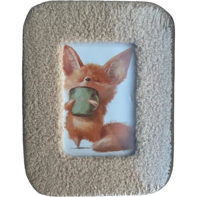 ABSOLUTE CHIC fotolijst - Teddy stof - Créme - lijstgrootte 17 bij 22 cm - fotogrootte 13 bij 8 cm creme