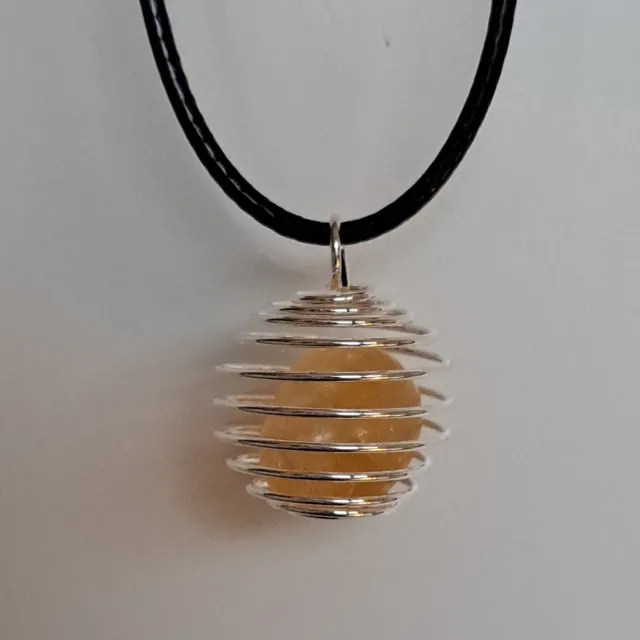 mineraalsteen Citrien hanger 20 -25 mm met koord 45 cm geel