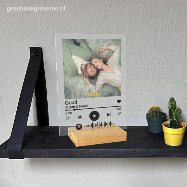Geschenkgraveren.nl Spotify op plexiglas 17 x 25 cm - met houten voetje - gepersonaliseerd cadeau - Valentijnsdag - Vaderdag - eigen foto en tekst - origineel cadeau - muziekcadeau - verjaardag - geboorte - uniek - persoonlijk transparant