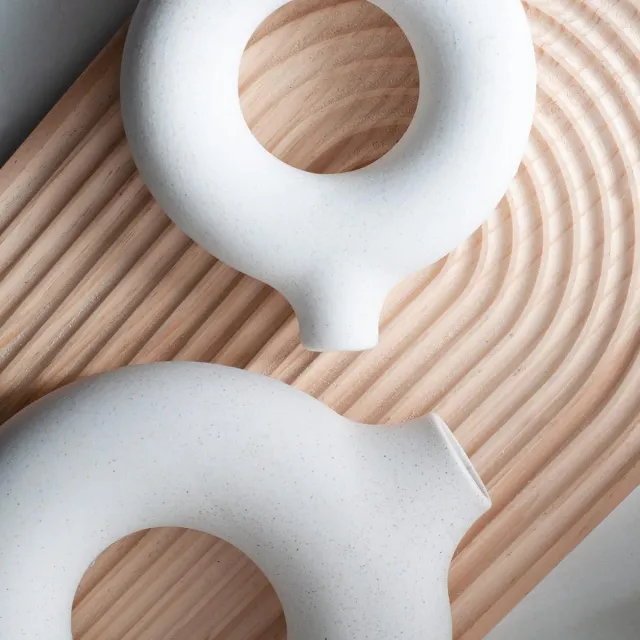 Cosensi Set van 2 witte keramische donut-vazen voor moderne woondecoratie in neutrale stijl Any