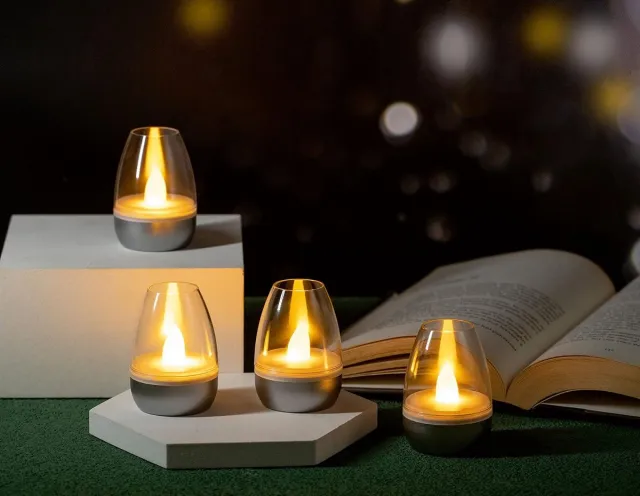 KZQ Set van 4 LED-kaarsen en elektrische theelichtjes - Theelichtjes op zonne-energie voor buiten - Oplaadbare knipperende theelichtjes op zonne-energie - Waterdicht - Geschikt voor weerbestendige decoratie in tuin, terras of balkon Zilver