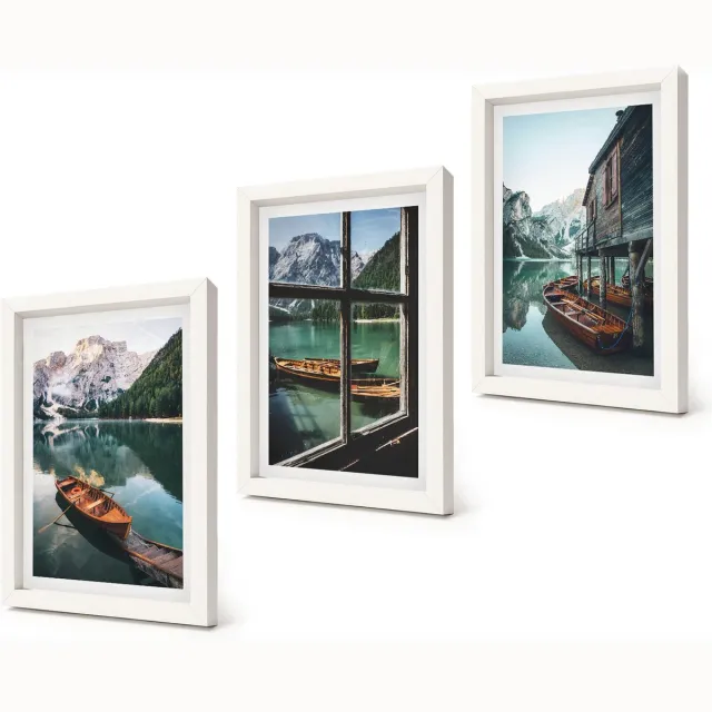 Coloray 3-Delige Schilderij Set - Uitzicht op een bergmeer met boten en een huis aan het water. - 20x30 - Muurdecoratie - Decoratieve Schilderijen - Wohnzimmer Witte lijst