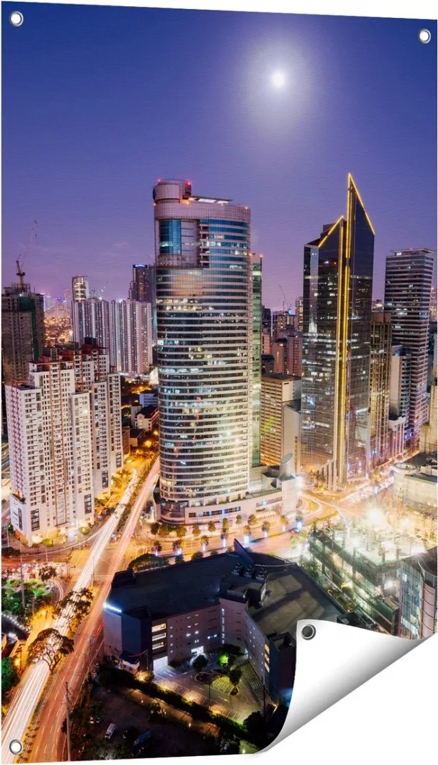 Gards Tuinposter Makati Stad Skyline in de Nacht in Thailand - 60x90 cm - Tuindoek - Tuindecoratie - Wanddecoratie buiten - Tuinschilderij Multikleur