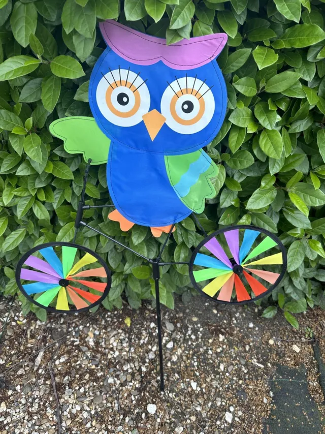 Impuls Windmolen met uil op fiets - nylon + kunststof steker - meerkleurig - breedte 52 cm x hoogte 82 cm - Tuinaccessoires - Tuinstekers Meerkleurig - uil op fiets