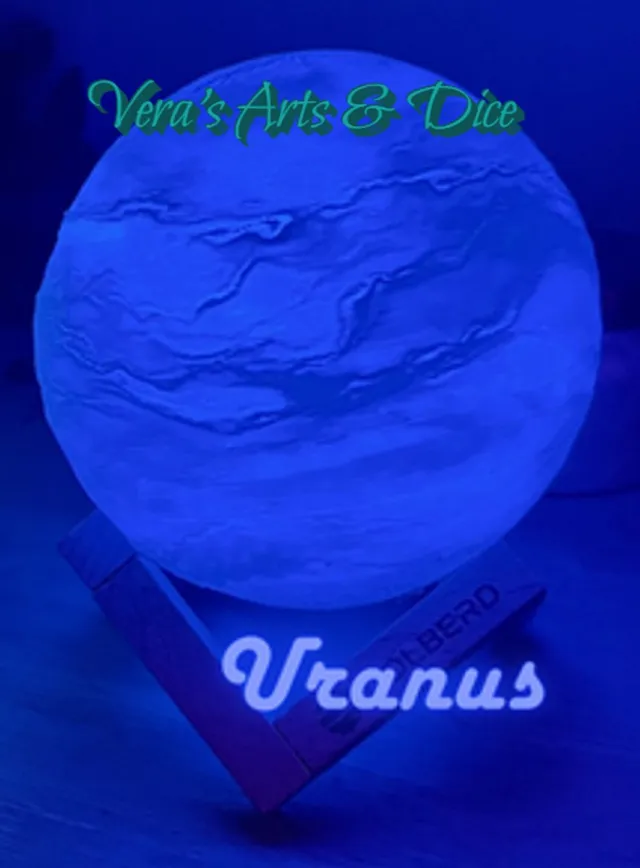 Vera's Arts & Dice Uranus Lamp | Vera's Arts & Dice | 16 Verschillende Kleuren | Planeet Lampen | LED Lamp | Oplaadbaar Dimbaar Stroboscoop Effect Mogelijk Aanraak Gevoelig Afstandsbediening | 3D Print Handmade | Lampen Sfeerverlichting | Slaapkamer Woonkamer