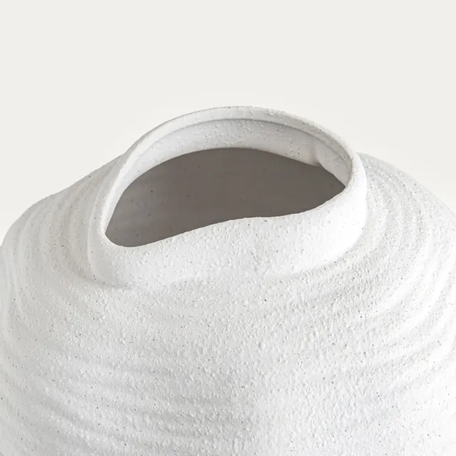 Homla Vaas | VIREO | bolvormig, onregelmatig gevormd keramiek | 24 x 17 cm | 779268 Wit