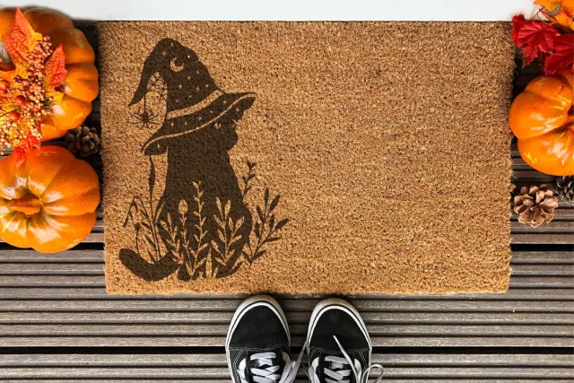 Laser Point Witchy Cat Halloween | 60x40 cm | Nieuwe huis cadeau | Ingangsmat | Deurmat met stijl | Verhuizing cadeau | Praktisch & trendy | Perfect voor binnenkomst | Cadeau voor nieuwe woning Bruin | Zwart (Gravering 60x40)