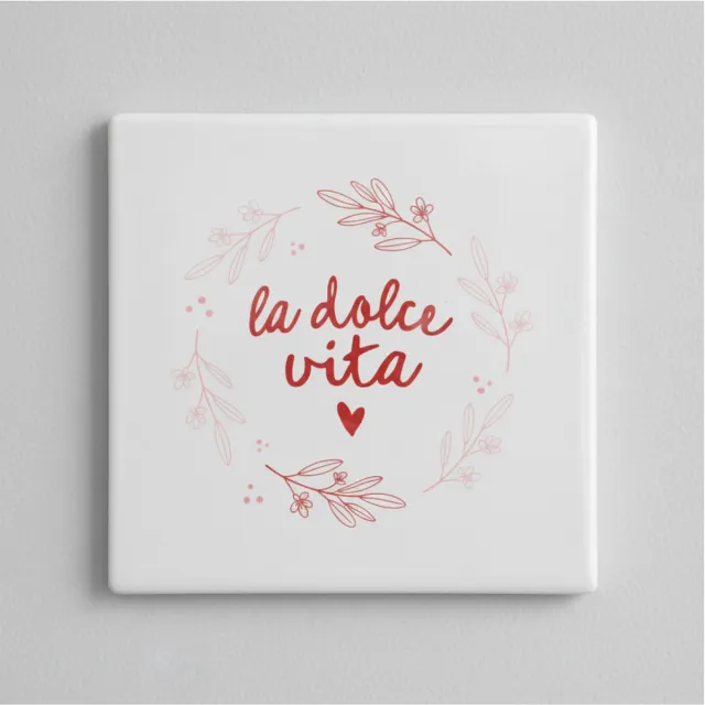 Nevolis La Dolce Vita Decoratieve Keramische Tegel 15x15 cm – Elegante Bloemen Quote Wanddecoratie met Hart voor Stijlvol Interieur Multi Color