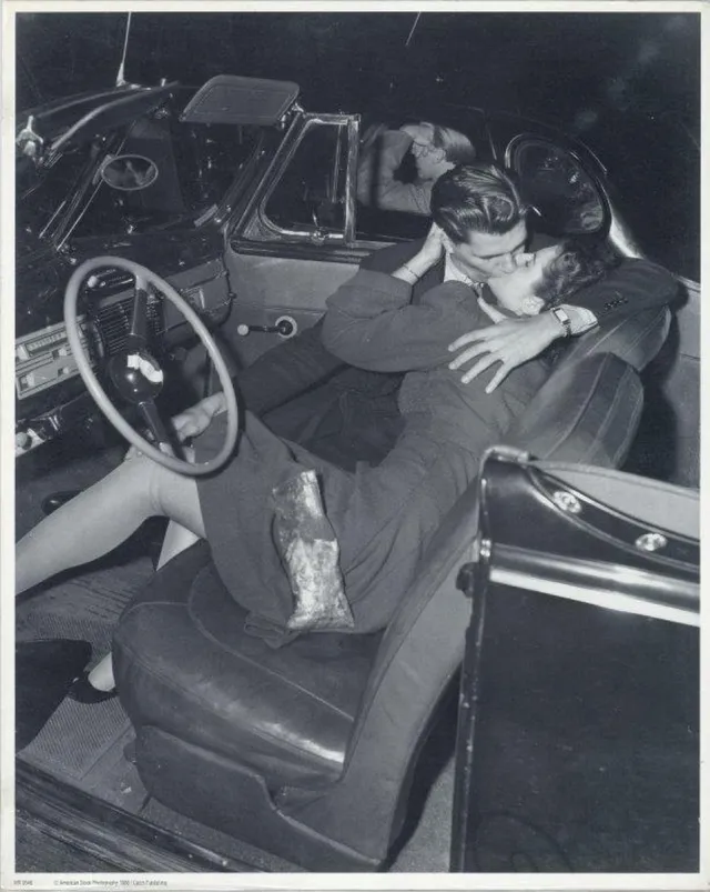 Catch Projecten Mini zwart-wit poster - Kissing in Car - 24x30 cm