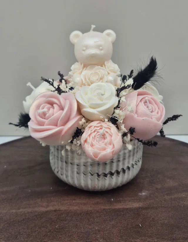 Kaarsgeschenk Kaarsenboeket Floral Bear - Kaars boeket - Cadeau - Geschenk - Figuurkaarsen boeket - Candle bouquet - Kraam cadeau - Boeket - Bloemen - Relatiegeschenk- Geschenk - Cadeau voor haar - Uniek cadeau - Origineel cadeau Roze en wit