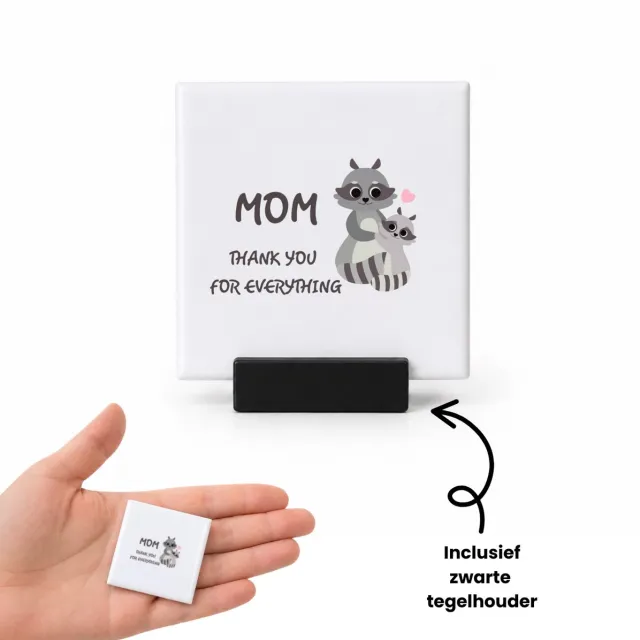 Hacebo Mama cadeau tegeltje met tegelhouder - Mama - Moeder cadeau - tegeltjes met tekst - met opdruk - mama - Verjaardag - Mama cadeautjes - Moederdag cadeau - verjaardag - liefste Mama - Leuk kado om te geven - spreuktegels - 4.8x4.8 CM Wit