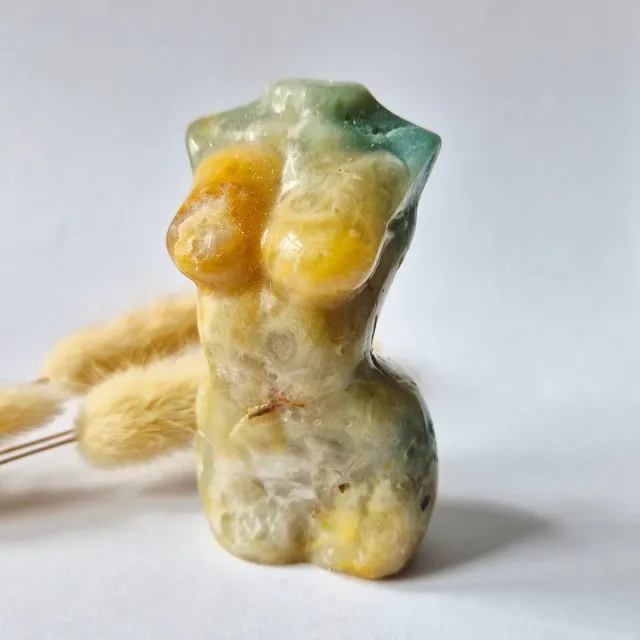 Moonlight Gemstones Caribbean Calciet vrouwenbeeldje 8 cm (#31) – handgeslepen edelsteen goddess carving Groen