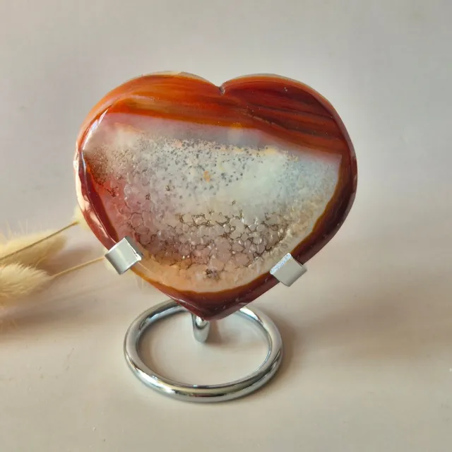 Moonlight Gemstones Edelsteen Carnelian Druzy Hart op Standaard 141g – Passie, Kracht & Glinsterende Energie Meerkleurig