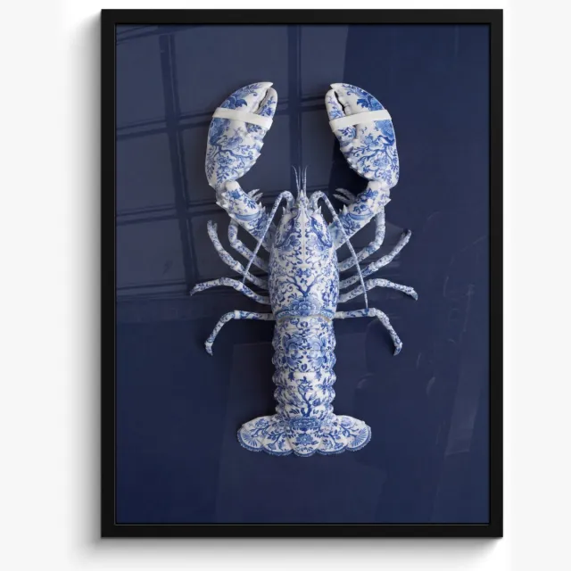 FrameYourWall Poster in lijst - Fotolijst 50x70 cm - Posters - Kreeft - Porselein - Delfts - Blauw - Posterlijst zwart - Decoratie - Wanddecoratie woonkamer - Muurdecoratie slaapkamer