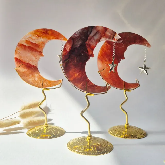 Moonlight Gemstones Fire Quartz Maan op Goudkleurige Standaard – 10cm - Edelsteen Gezicht Gravure Spiritueel Interieur (Hematoïde Kwarts) Meerkleurig