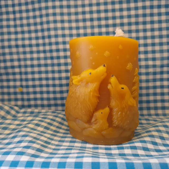 cailleagh's candles and gifts Bijenwas stompkaars wolvenfamilie geel