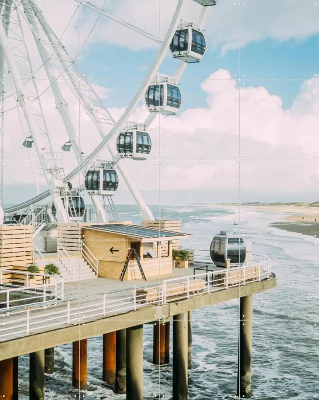 IXXI Scheveningen Ferris Wheel, Pati Photography - 80 x 100 cm - Grote wanddecoratie en posters - Fotografie, Mancave, Woonkamer, Eetkamer, Stad Blauw / Koele tinten
