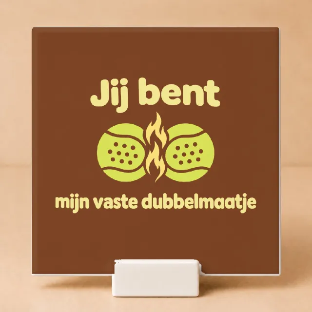 Bedruk King Strak Scandinavisch 'Jij bent / mijn vaste dubbelmaatje' Tegel – Minimalistische Wanddecoratie voor Padel Fans - 11 x 11 cm met houder Wit