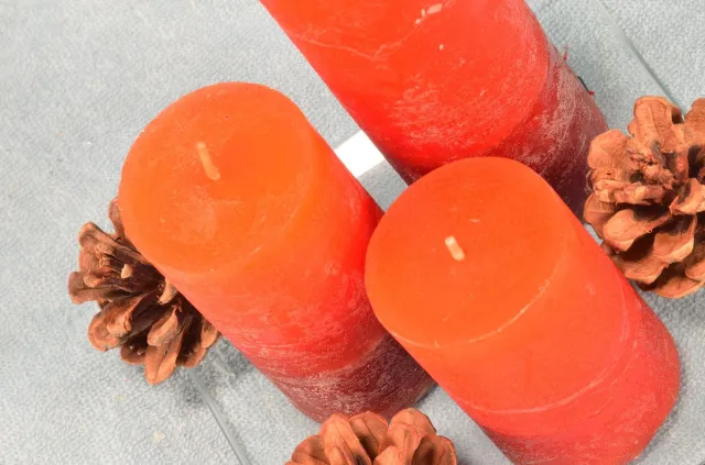 MilaNNE Kerst geschenkset met 3 rode KAARSEN, glazen onderzetter en DENNENAPPELS - Geleverd door Candles by Milanne rood