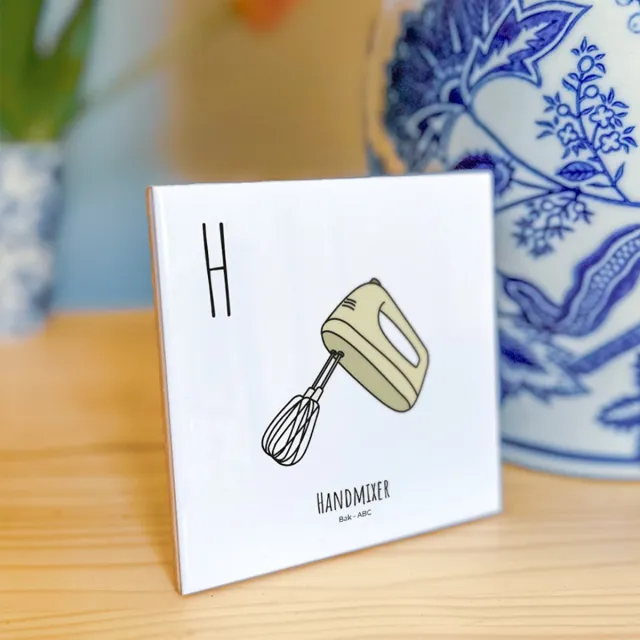 PosterPlaats Handmixer - ABC tegeltje Bakken - Keramiek met Handgetekende Illustratie - Tegeltje met tekst - Wanddecoratie - Woondecoratie - Relatiegeschenk - Souvenir - 10,8 x 10,8 cm blauw