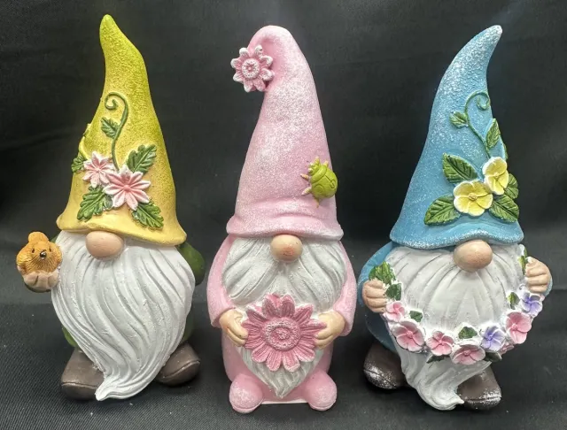 Impuls Decoratieve polyresin beeldjes ''Kabouters met bloemen "- Set van 3 stuks - meerkleurig+ roze - hoogte 14 x 6 x 5 cm - Woonaccessoires - Decoratieve beelden Meerkleurig + roze en bloemen