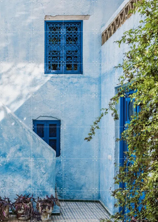 IXXI Blue Facade In Morocco, Photolovers - 100 x 140 cm - Grote wanddecoratie en posters - Minimalisme, Naturalisme, Kleurrijk, Fotografie, Woonkamer Groen / Blauw / Wit