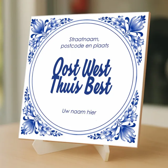 Kleurmedia Tegeltjes met tekst - Oost West Thuis Best - 15 x 15 cm– inclusief gratis transparante ezelhouder – Kleurmedia Wit