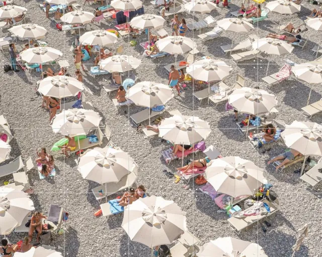 IXXI Amalfi Beach Umbrellas, Henrike Schenk - 100 x 80 cm - Grote wanddecoratie en posters - Fotografie, Slaapkamer, Woonkamer, Zomer, Paraplu's Lichte tinten / Wit