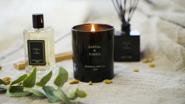 Cereria Mollà 1899 Geurkaars Santal & Tonka scented candle 230g 50 branduren soja was handmade soya wax katoenen lont zwart