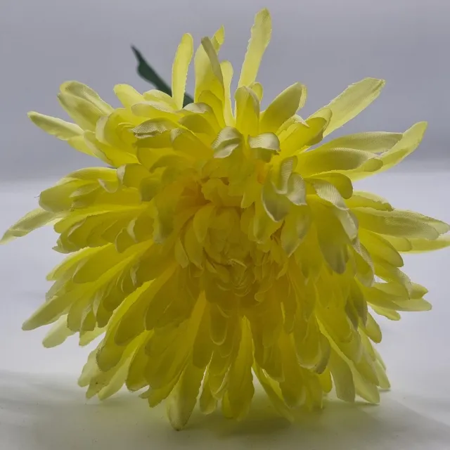 Bomm Bol Chrysant (Spin) - P14/02 - 65 cm - Licht Geel - 1 bloem - 1 tak - Grafdecoratie - Zijdenbloemen - Kunstbloemen