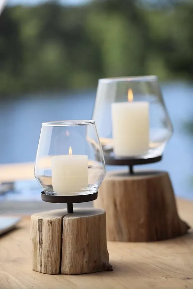 b-home-interieur.be Windlicht op houten voet - kaarshouder - boomstam lantaarn - hoogte 25 cm Naturel