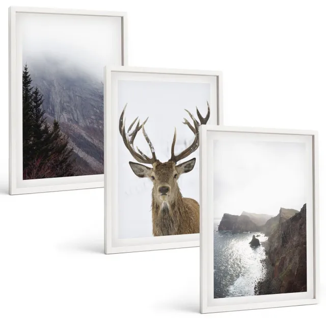 Coloray 3-Delige Schilderij Set - Berglandschap Met Mist, Water En Herten - 40 x 60 - Decoratieve Muurdecoratie - Slaapkamer - Moderne Wanddecoratie Witte lijst