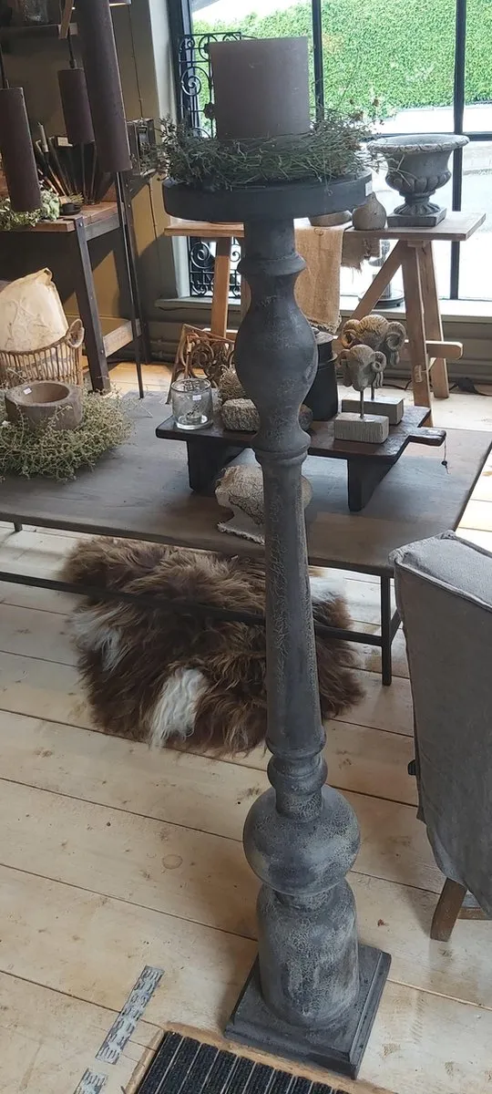 Altijd Iets Moois Kandelaar| vloerkandelaar| houten vloerkandelaar in kleur bruin craquelé| hoogte 130 cm| MAART 2025 WEER LEVERBAAR!!!!! donkerbruin