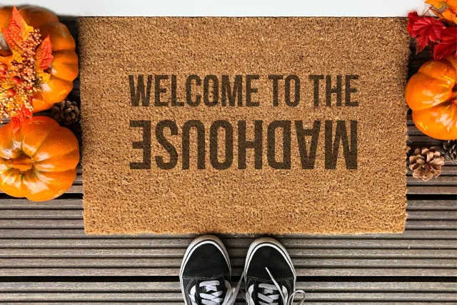 Laser Point Welcome To The Madhouse | 90x60 cm | Nieuwe huis cadeau | Ingangsmat | Deurmat met stijl | Verhuizing cadeau | Praktisch & trendy | Perfect voor binnenkomst | Cadeau voor nieuwe woning Bruin | Zwart (Gravering 90x60)
