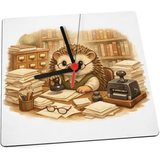 Mr Cadeautjes Klok 19 x 19 - design Een egel als bibliothecaris tussen hoge boekenkasten, met te | cadeau Wit