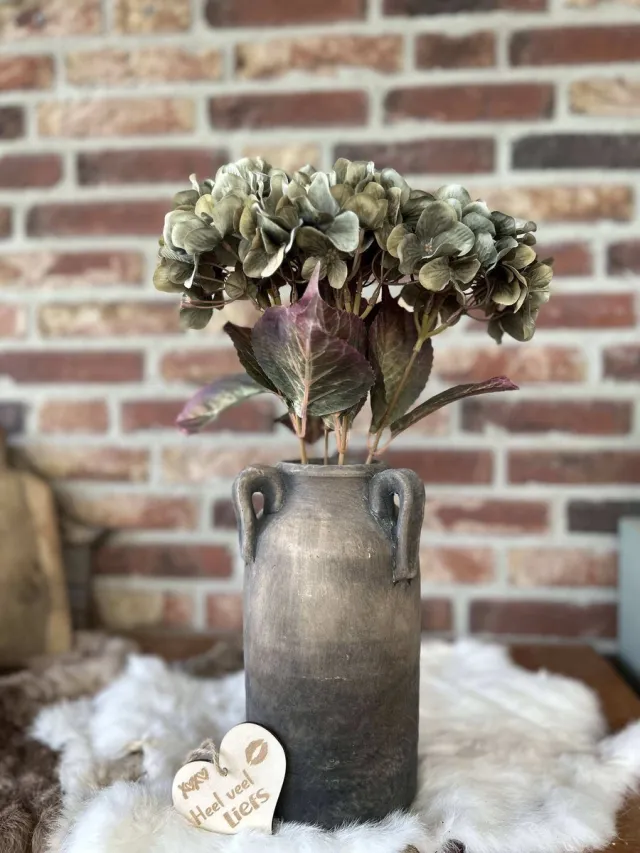 Creaties van hier Vaas met handvat - grey - 25,5x12,5 cm - hortensia groen - met houten hartje vaas 3