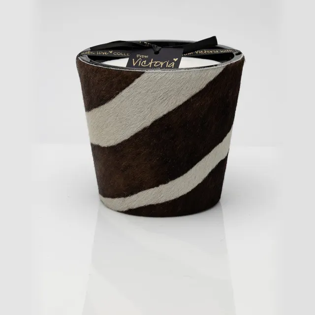 Victoria with Love bij Philline.be Victoria with Love kaars Zebra Mokka / Off white - Geurkaars bruin