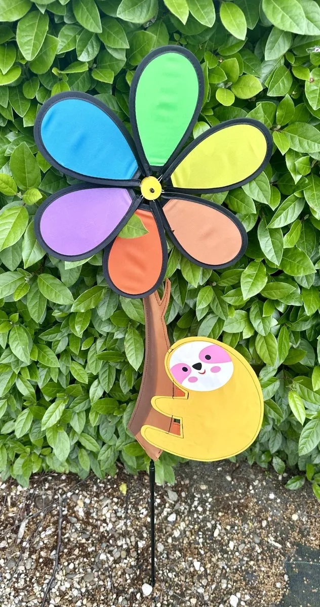 Impuls Windmolen met bloem en luiaard - nylon + kunststof steker - meerkleurig - breedte 29 cm x hoogte 106 cm - Tuinaccessoires - Tuinstekers Meerkleurig - bloem + luiaard