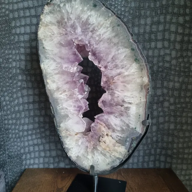 ThaleiaDesign Amethist portaal op standaard - Edelstenen en Mineralen - Amethist - Spiritualiteit - Woondecoratie paars roze wit