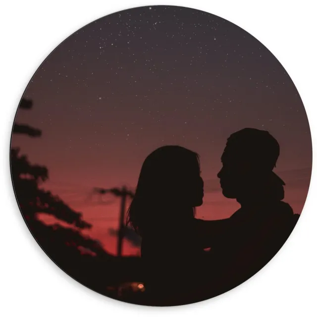 KuijsFotoprint Dibond Wandcirkel - Verliefd Koppel - 60x60cm Foto op Aluminium Wandcirkel (met ophangsysteem) Blauw