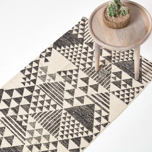 Homescapes Delphi katoenen vloerkleed met geometrisch patroon in zwart en wit, 66 x 200 cm Zwart-Wit
