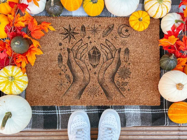 Laser Point Crystals Inspirational Esoteric Mat | 90x60 cm | Nieuwe huis cadeau | Ingangsmat | Deurmat met stijl | Verhuizing cadeau | Praktisch & trendy | Perfect voor binnenkomst | Cadeau voor nieuwe woning Bruin | Zwart (Gravering 90x60)