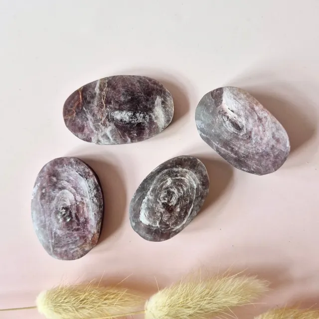 Moonlight Gemstones Paarse Mica Handsteen – Lepidoliet Mica Palmstone met Zilveren Shimmer (4–6 cm) Meerkleurig