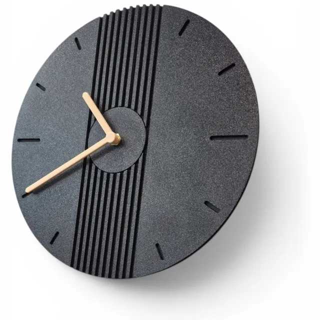 Ri-Sales Moderne Design Wandklok Ø25 cm – Zwart met Houtkleurige Wijzers - Reliëf Details