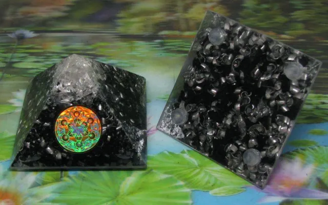 Alphasurya Orgon shungiet piramide 95-100 mm zwart