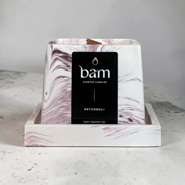 Bam Patchouli Geurkaars – Square Collection – Bordeaux Gemarmerd Potje met Houten Wiek – 30 Branduren – Zonnebloemwas – Vegan – Handgemaakt in België