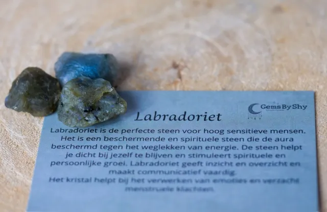 GemsByShy Labradoriet ruwe steen - Drie stuks - Edelsteen - Perfect cadeau voor mannen en vrouwen - Inclusief uitleg - Spiritueel - Labradorite - Hoog sensitiviteit - helpt bij verandering - Rust - Bescherming - Slapen - 100% NATUURLIJK grijs groen blauw