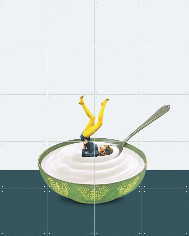 IXXI Yoga in my Yoghurt, Maarten Léon - 80 x 100 cm - Grote wanddecoratie en posters - Kleurrijk, Illustraties, Surrealisme, Speels, Digitale Kunst Wit